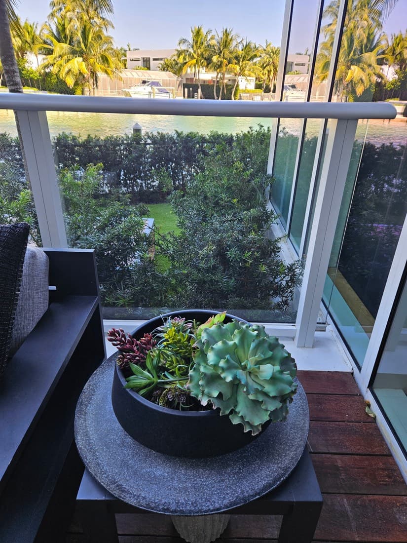 Balcony glass after cleaning, clear to the water